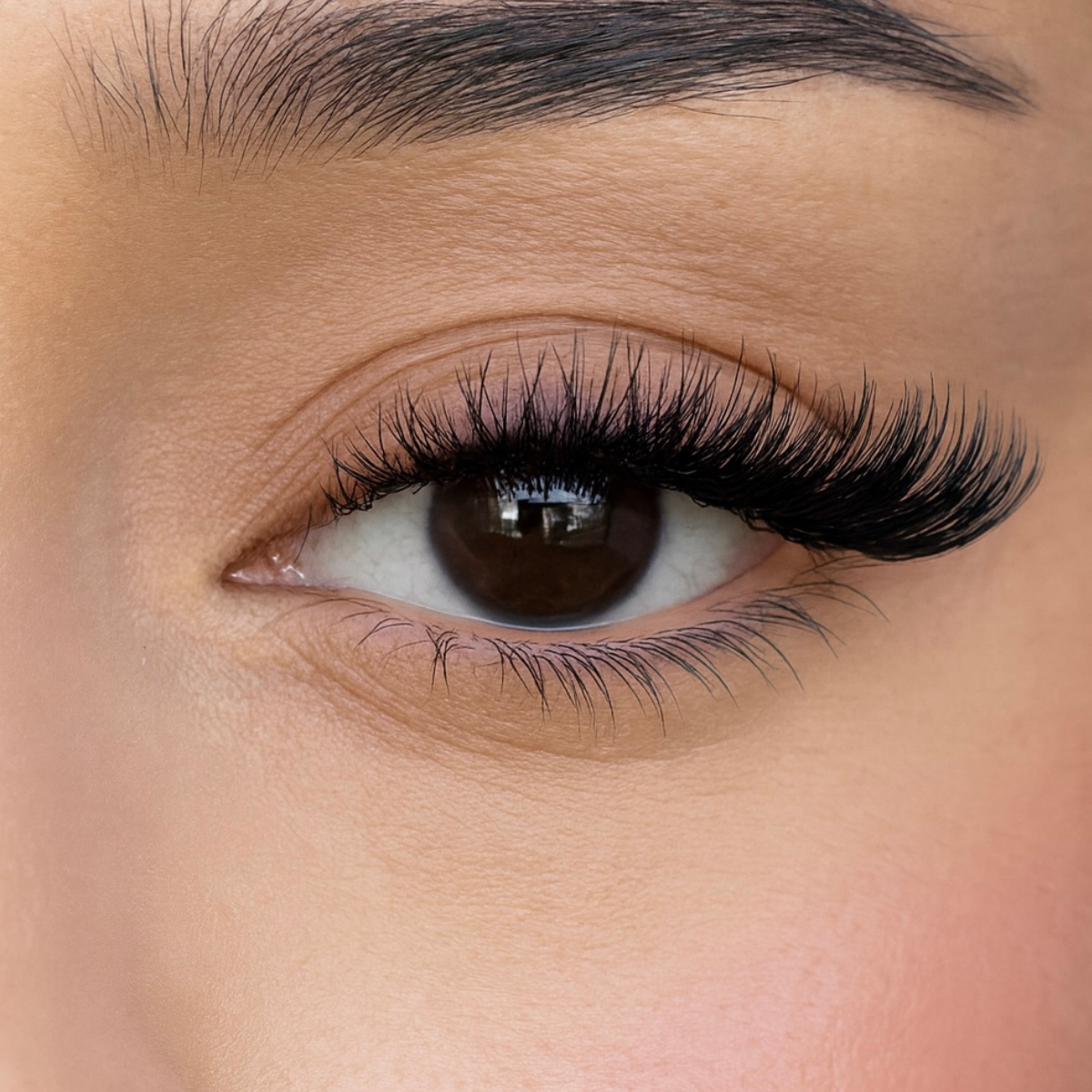 Extra Girl lash close-up